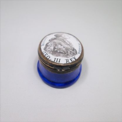 A smaII oval Bilston enamel patch box commemorating King George III's return to good health, inscribed " Britons rejoice your King restored" Circa,1789 - Image 2