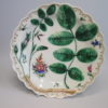 An eighteenth century Worcester porcelain Blind Earl dish, with raised moulding rose buds and leaves and a scalloped edge rim finished with a continuous gilt line. Circa: 1770. - Image 2