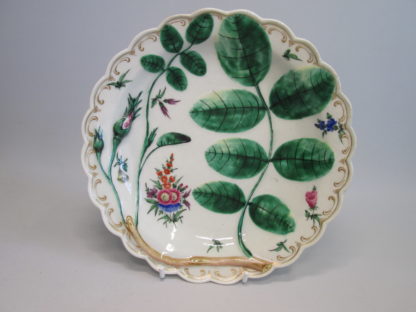 An eighteenth century Worcester porcelain Blind Earl dish, with raised moulding rose buds and leaves and a scalloped edge rim finished with a continuous gilt line. Circa: 1770. - Image 2