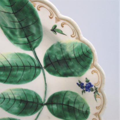 An eighteenth century Worcester porcelain Blind Earl dish, with raised moulding rose buds and leaves and a scalloped edge rim finished with a continuous gilt line. Circa: 1770. - Image 4