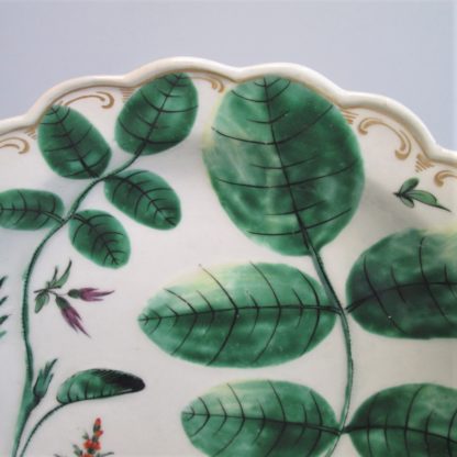 An eighteenth century Worcester porcelain Blind Earl dish, with raised moulding rose buds and leaves and a scalloped edge rim finished with a continuous gilt line. Circa: 1770. - Image 5