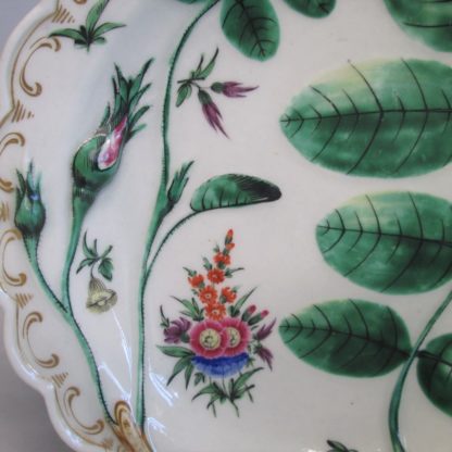 An eighteenth century Worcester porcelain Blind Earl dish, with raised moulding rose buds and leaves and a scalloped edge rim finished with a continuous gilt line. Circa: 1770. - Image 6