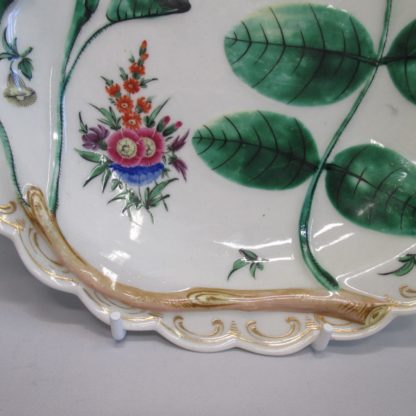 An eighteenth century Worcester porcelain Blind Earl dish, with raised moulding rose buds and leaves and a scalloped edge rim finished with a continuous gilt line. Circa: 1770. - Image 7
