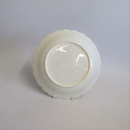An eighteenth century Worcester porcelain Blind Earl dish, with raised moulding rose buds and leaves and a scalloped edge rim finished with a continuous gilt line. Circa: 1770. - Image 8