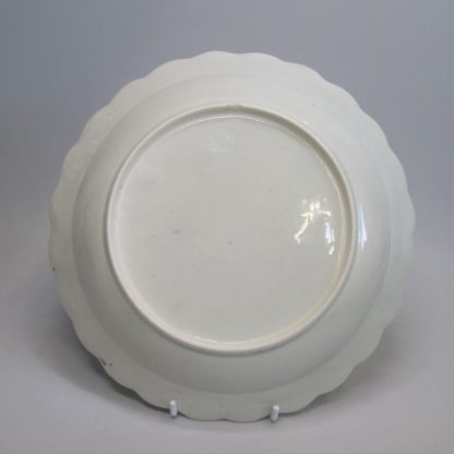 An eighteenth century Worcester porcelain Blind Earl dish, with raised moulding rose buds and leaves and a scalloped edge rim finished with a continuous gilt line. Circa: 1770. - Image 9