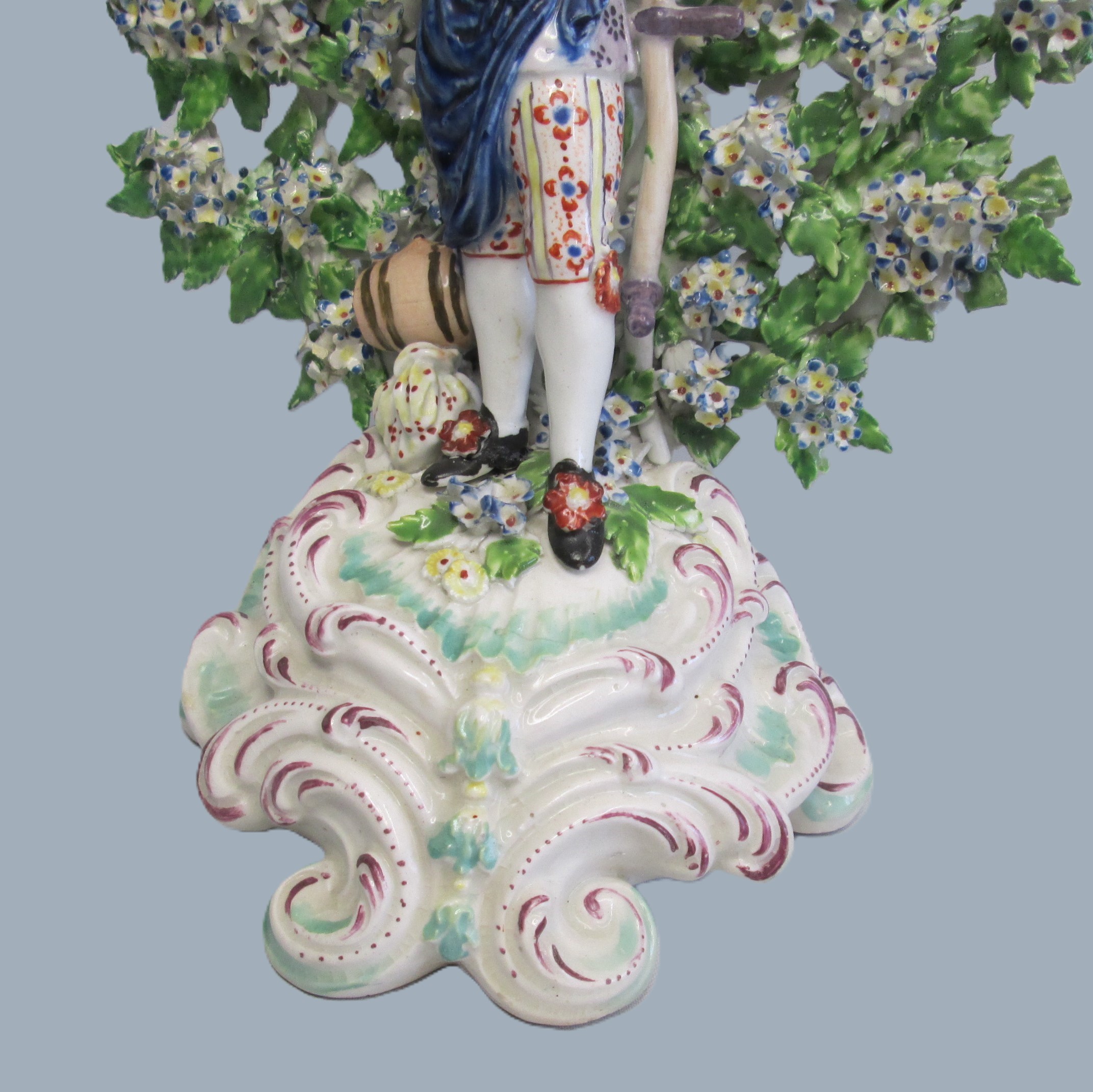 A Derby figure of a Harvester stood before bocage, sharpening his sythe with a whetstone. Circa 1768 - Image 4
