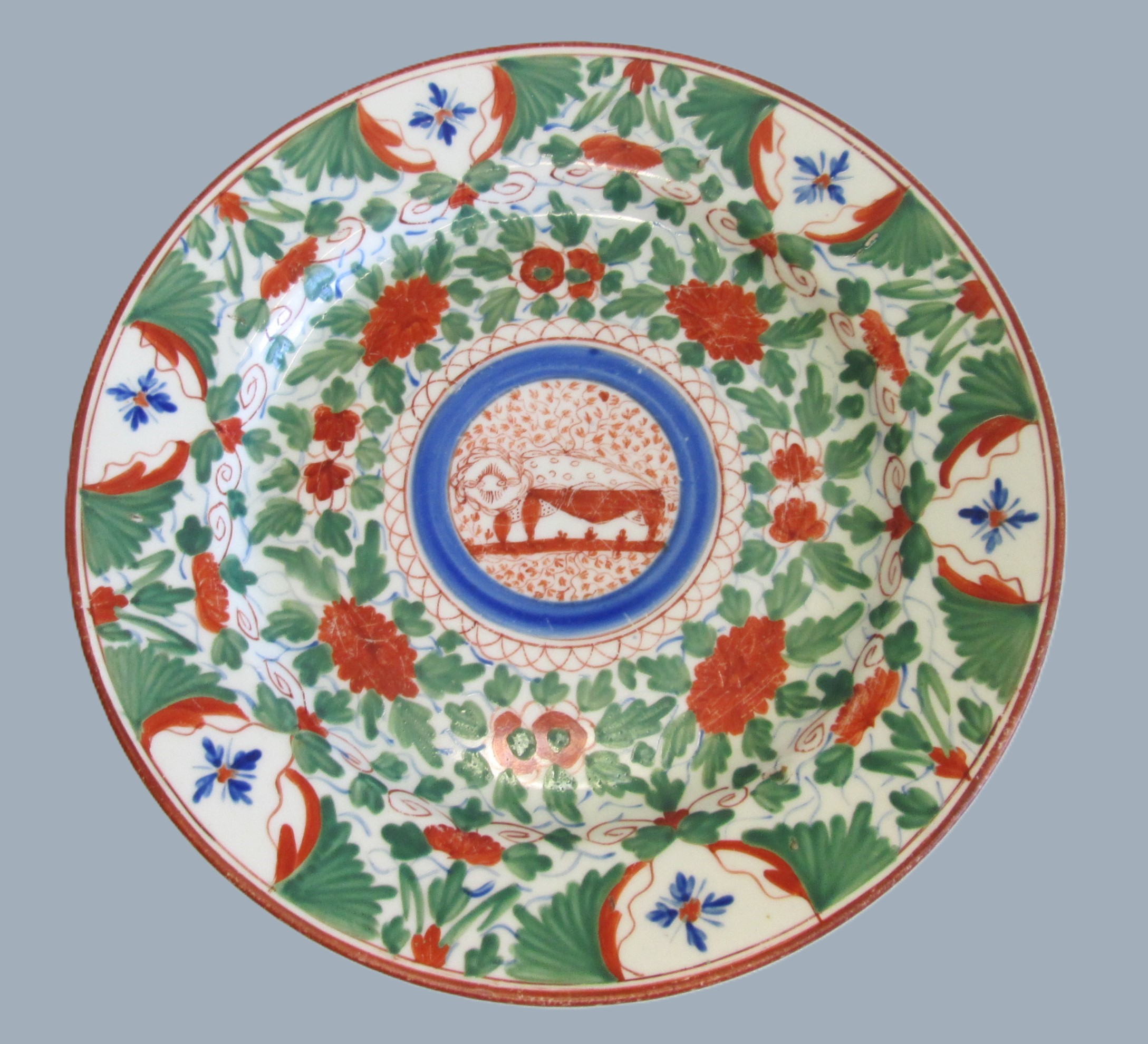 A Minton plate painted with 'Crazy Cow' pattern No 106 hand decorated in green, blue and red. Circa 1805. - Image 2