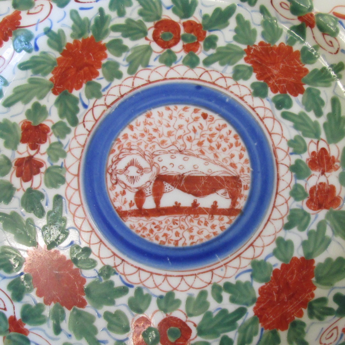 A Minton plate painted with 'Crazy Cow' pattern No 106 hand decorated in green, blue and red. Circa 1805. - Image 3