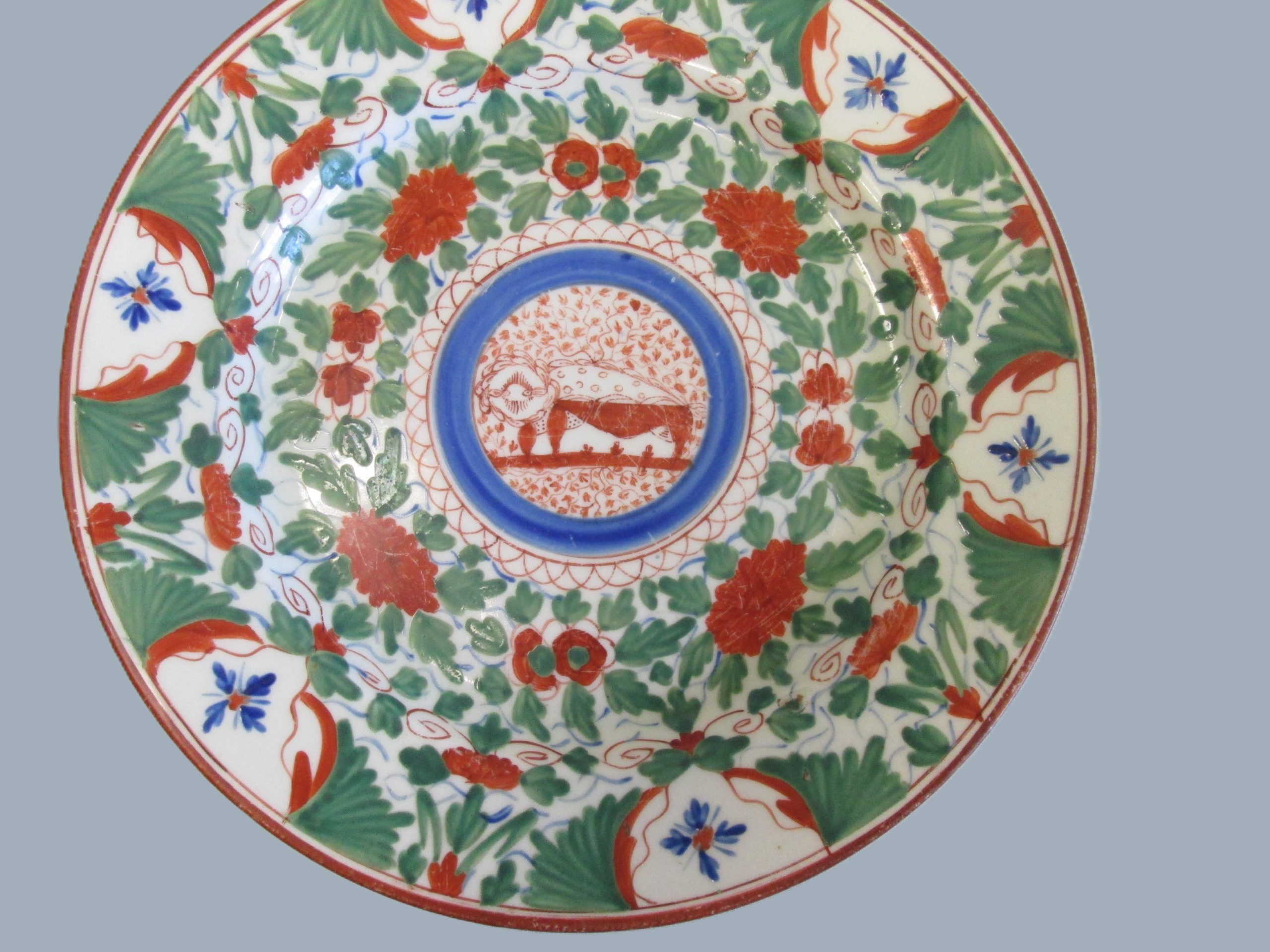 A Minton plate painted with 'Crazy Cow' pattern No 106 hand decorated in green, blue and red. Circa 1805. - Image 7