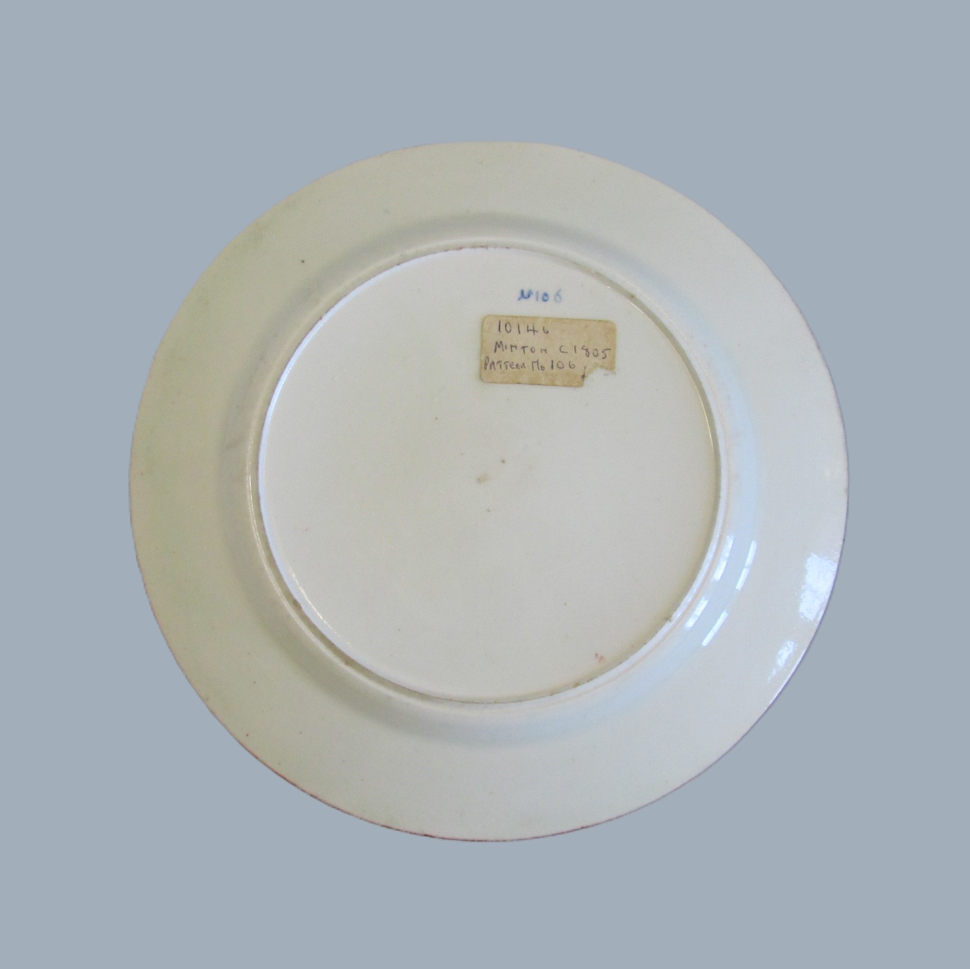 A Minton plate painted with 'Crazy Cow' pattern No 106 hand decorated in green, blue and red. Circa 1805. - Image 6