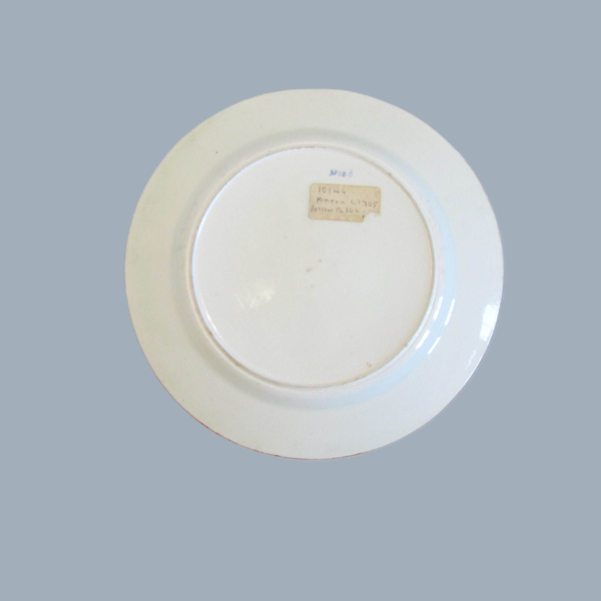 A Minton plate painted with 'Crazy Cow' pattern No 106 hand decorated in green, blue and red. Circa 1805. - Image 5