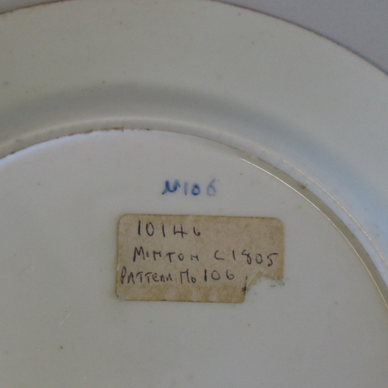 A Minton plate painted with 'Crazy Cow' pattern No 106 hand decorated in green, blue and red. Circa 1805. - Image 4